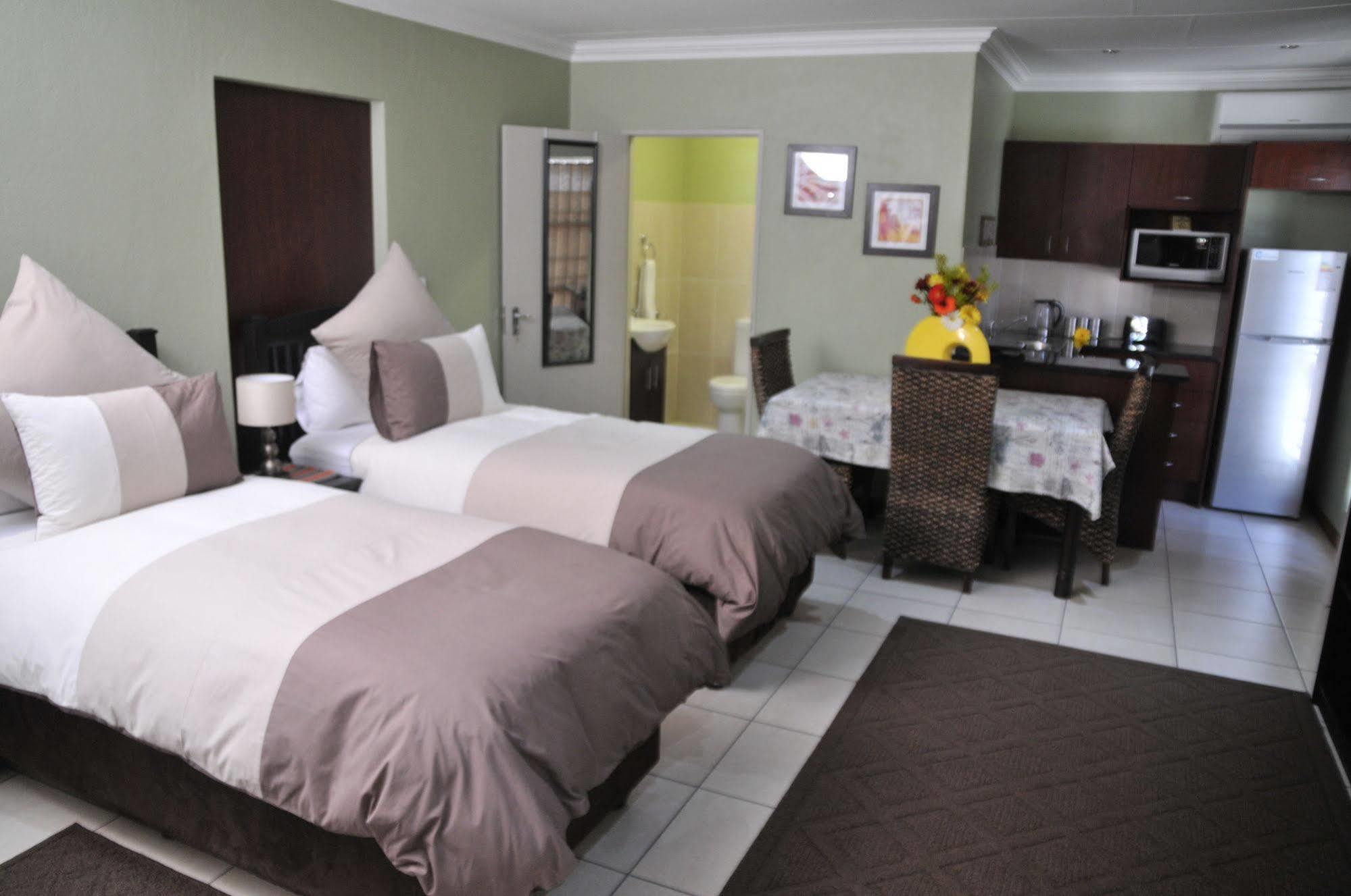 Summer Garden Guest House Benoni Esterno foto